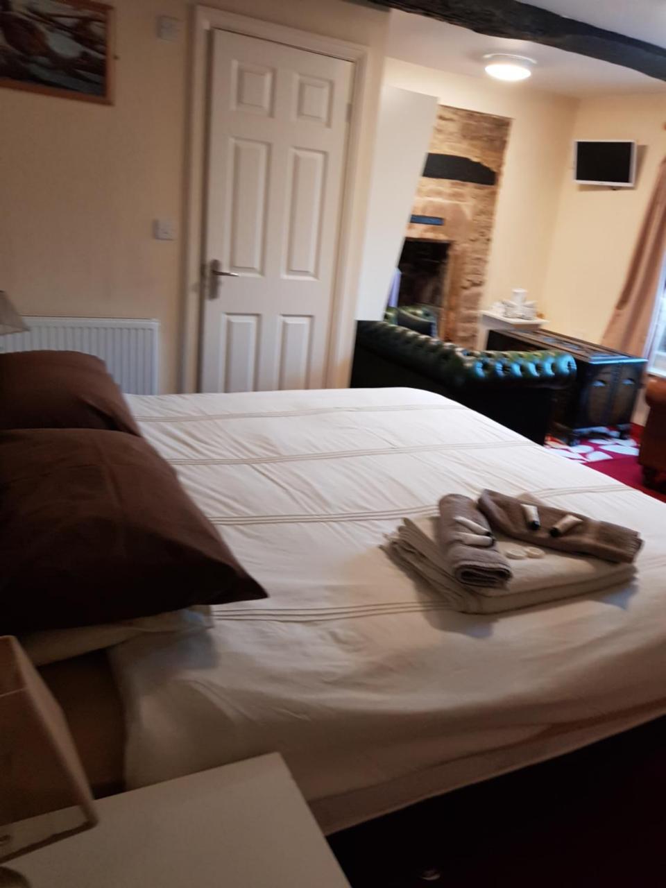 The Royal Oak Hotel Chapel en le Frith Bagian luar foto